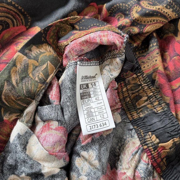 Elegant Floral A-Line Skirt in Black and Red - Picture 7 of 8